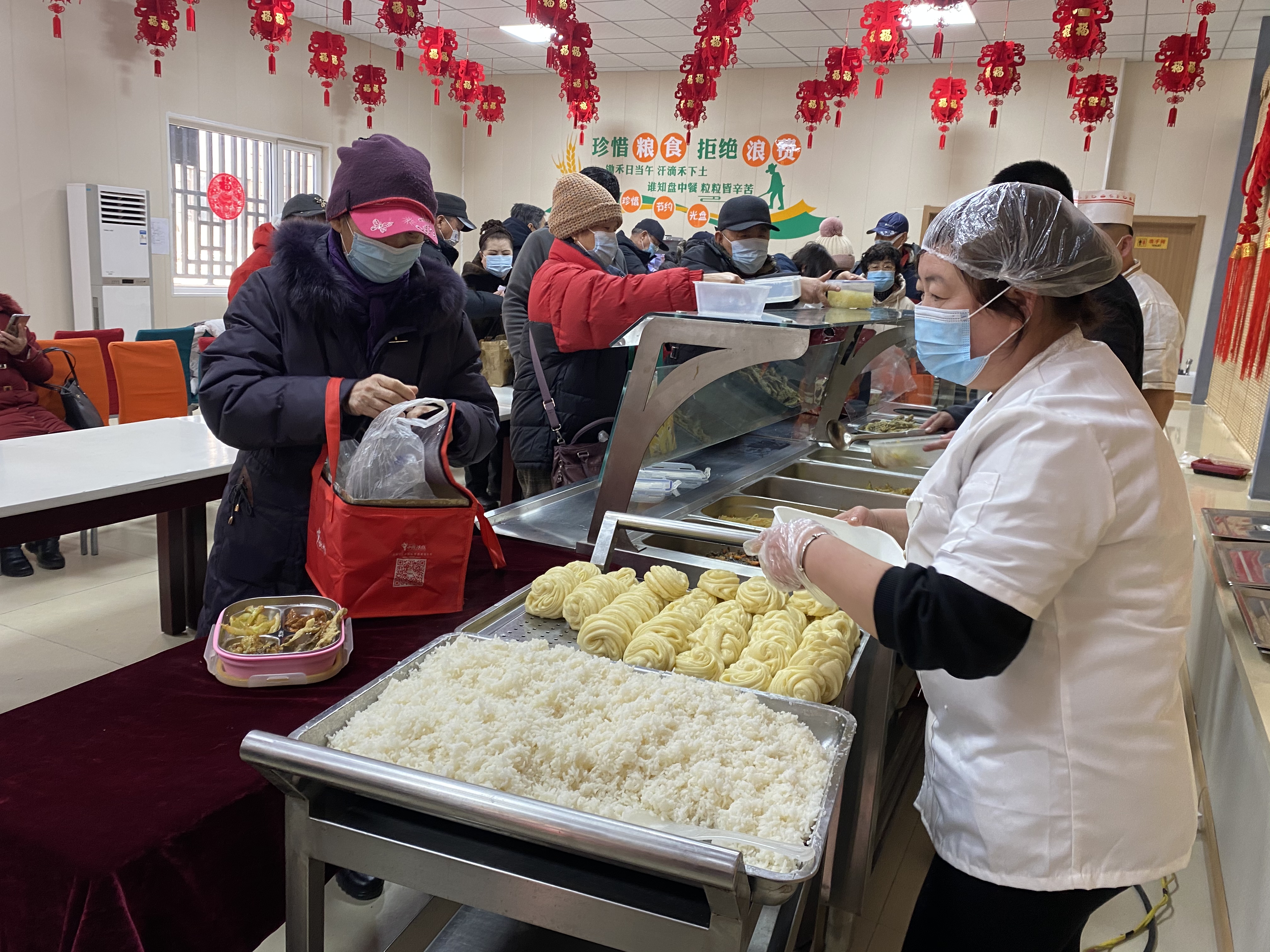 “老年餐桌”为社区老年人提供就餐服务.jpg