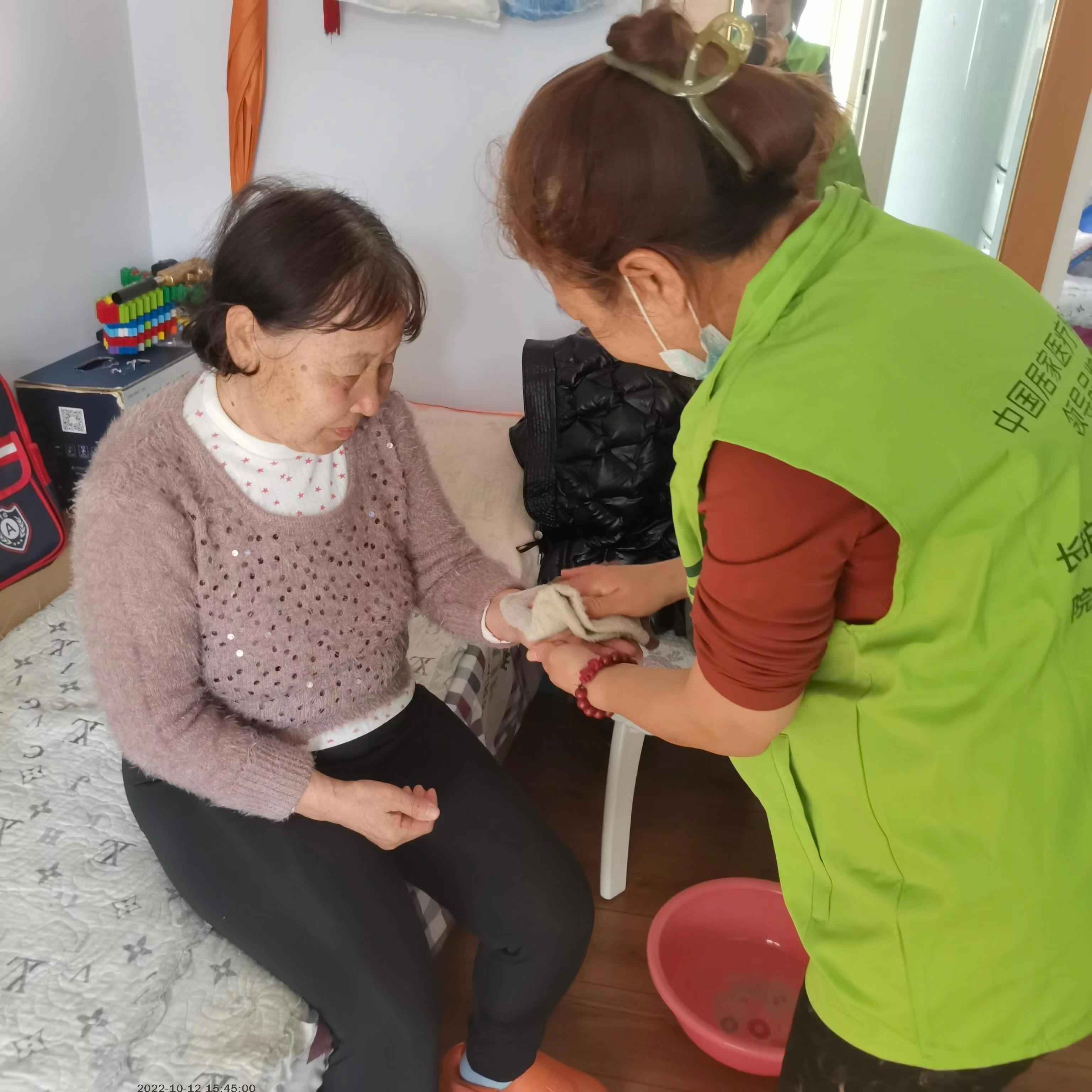 家庭养老护理员上门服务.jpg